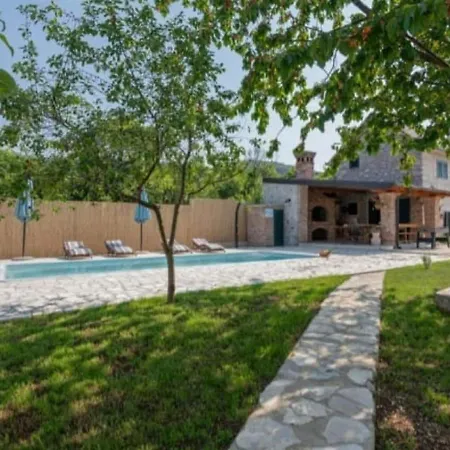 Adorable With Swimming Pool Holiday home