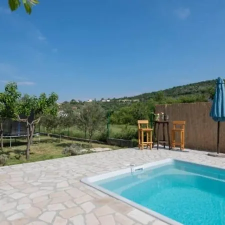 Adorable With Swimming Pool Holiday home
