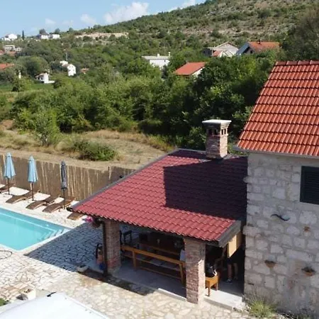 Adorable With Swimming Pool Holiday home