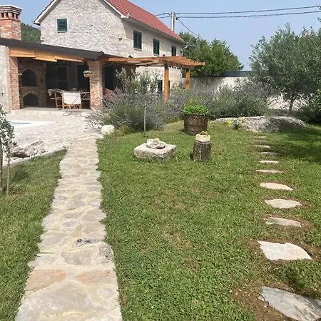 Adorable With Swimming Pool Holiday home Imotski